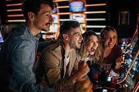 Dealer live casino profesional berinteraksi dengan pemain lewat fitur chat di platform buaya77